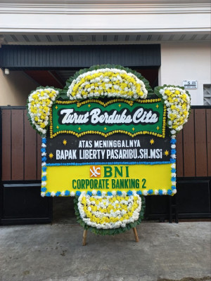 Papan Bunga Duka di Tengah Ilir