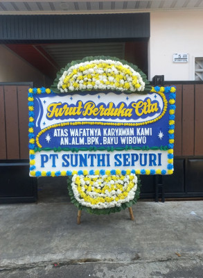 Papan Bunga Duka di Tengah Ilir