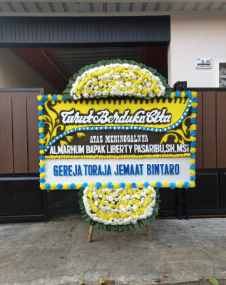 Papan Bunga Duka di Tengah Ilir