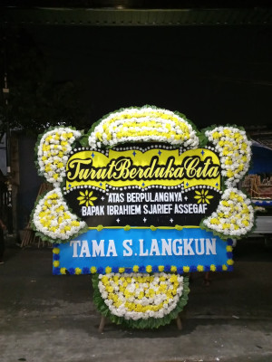 Papan Bunga Duka di Tengah Ilir